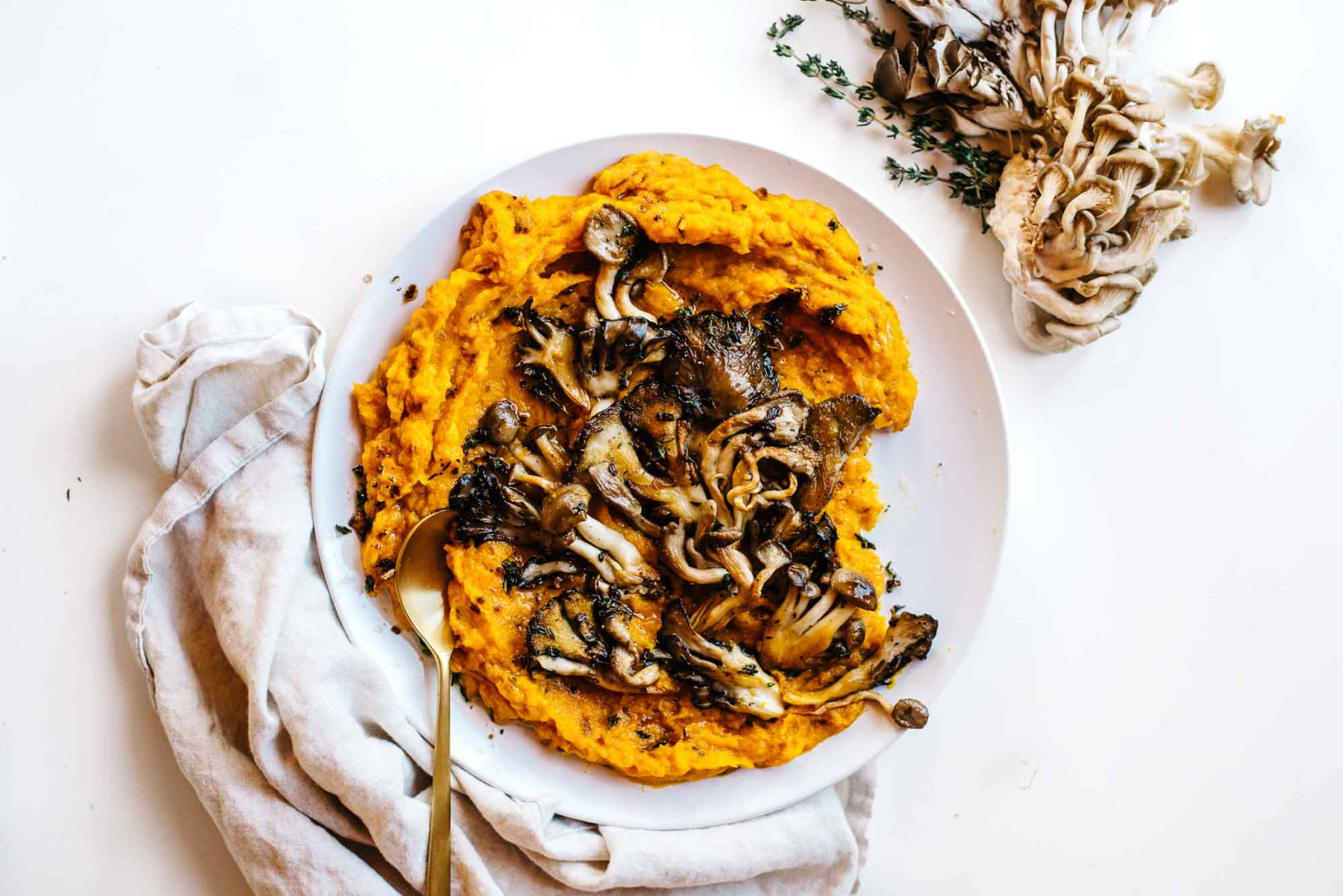 CREAMY ROASTED SQUASH WITH CRISPY MUSHROOMS (VEGAN). CREAMY ROASTED SQUASH WITH CRISPY MUSHROOMS (VEGAN).