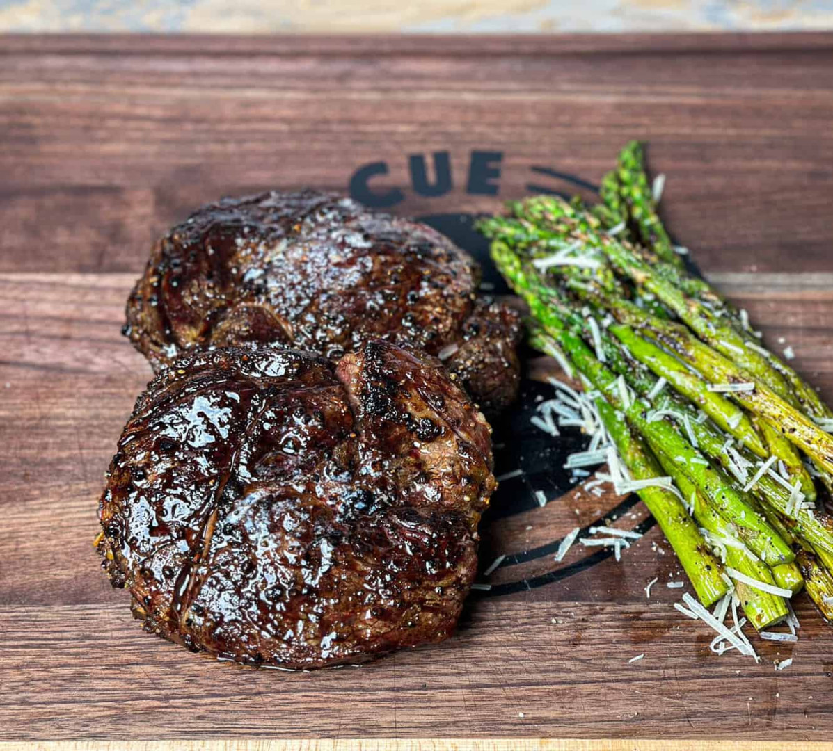 Ribeye steaks with asparagus Ribeye steaks with asparagus